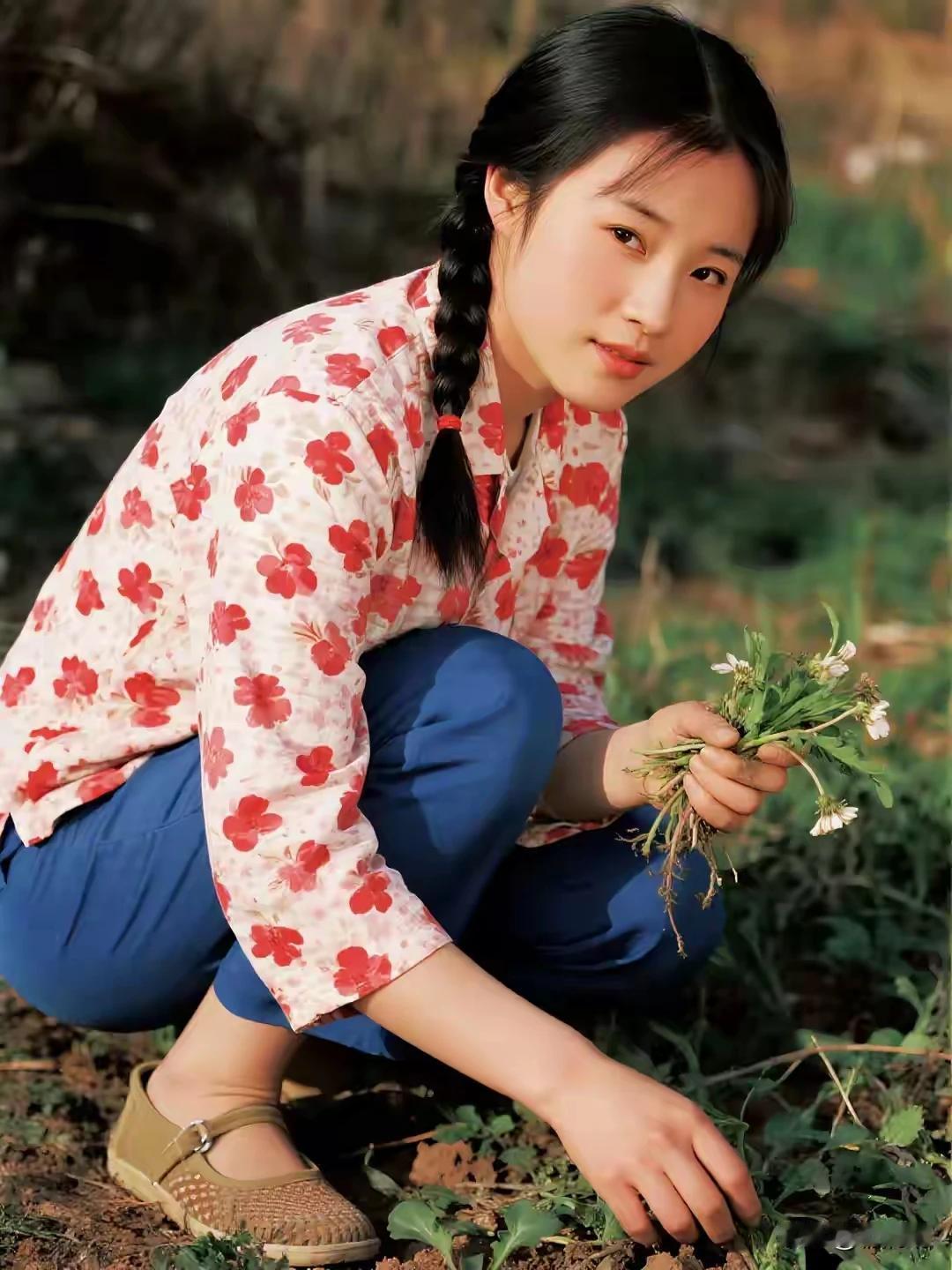 出水芙蓉，亭亭玉立
乡村少女，碎花红袄
挖点野菜，田园烟火
绿色环保，秀色可餐