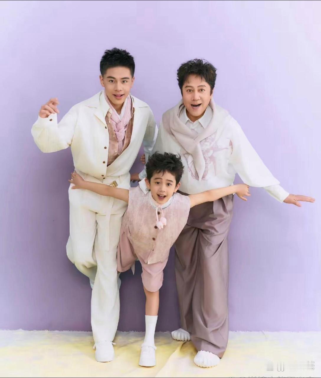 蔡国﻿‏庆带俩‎儿子拍亲子写真‏，3﻿套‏造型各有风格，﻿爷仨⁠⁠‎站一起个个帅