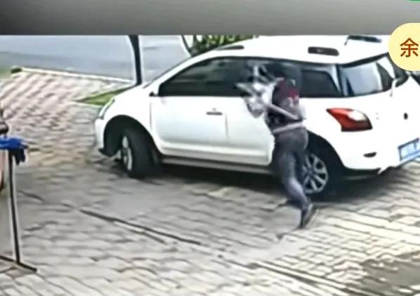 女子自己的车停在别人小区的停车场，害怕电话骚扰和被骗，就没有留下挪车电话，并且在