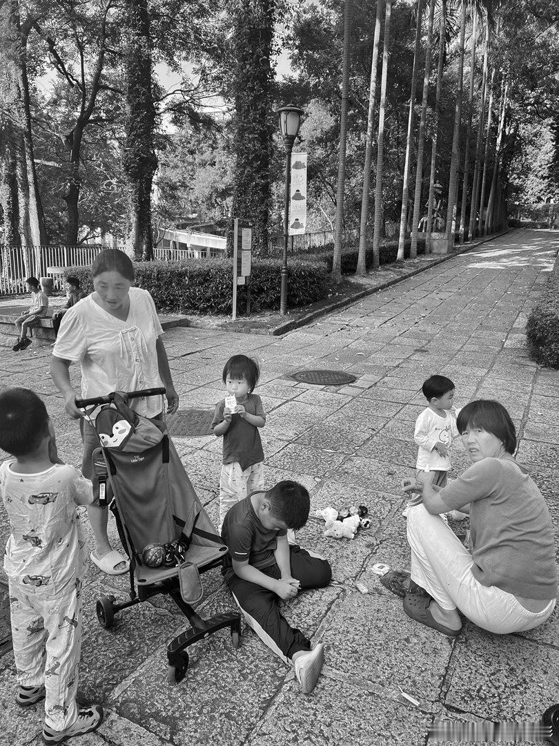 摄影人  街拍厦门：王鹭佳2026在路上？摄影人选择了人文纪实摄影，也就记录了生