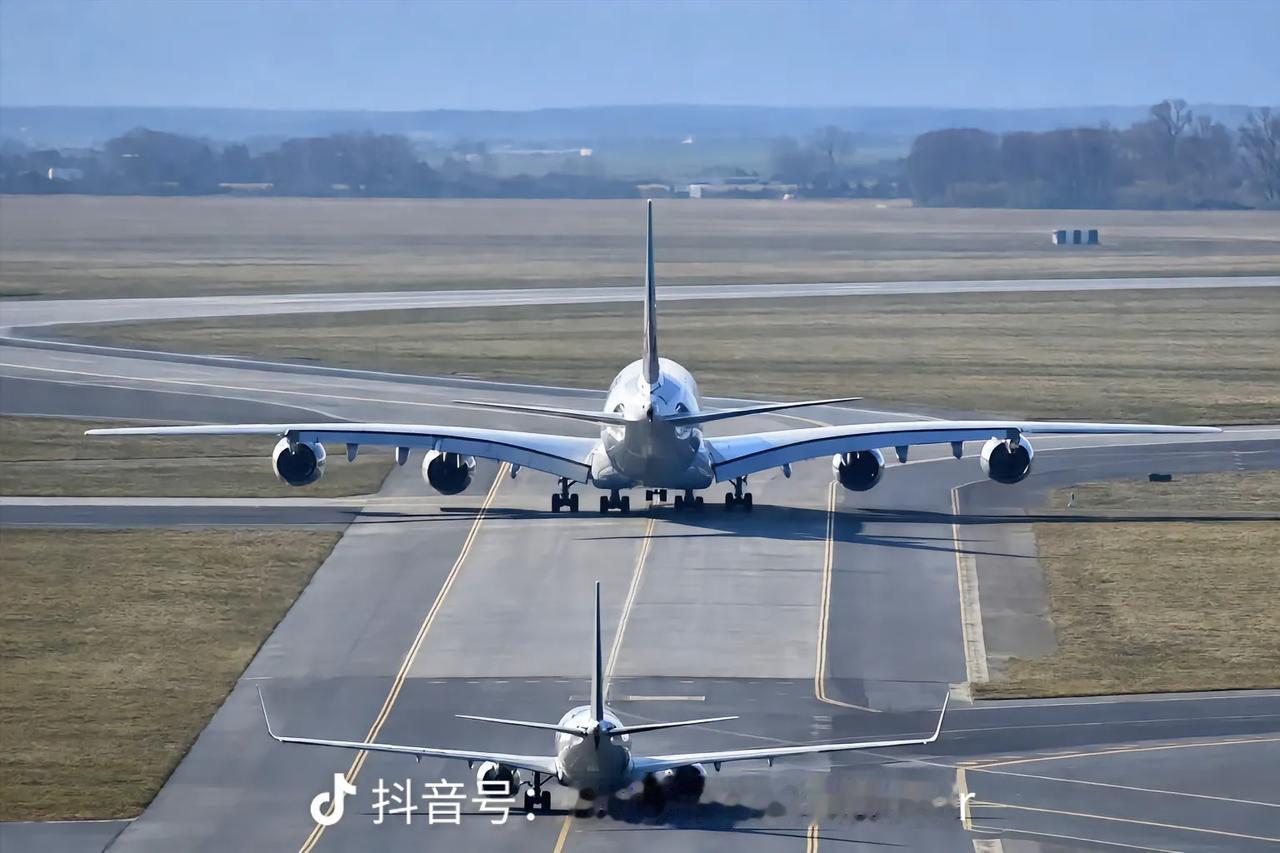 空中巨无霸：空客A380，全球最大民用客机全面解读
 
说起民航客机，很多人第一