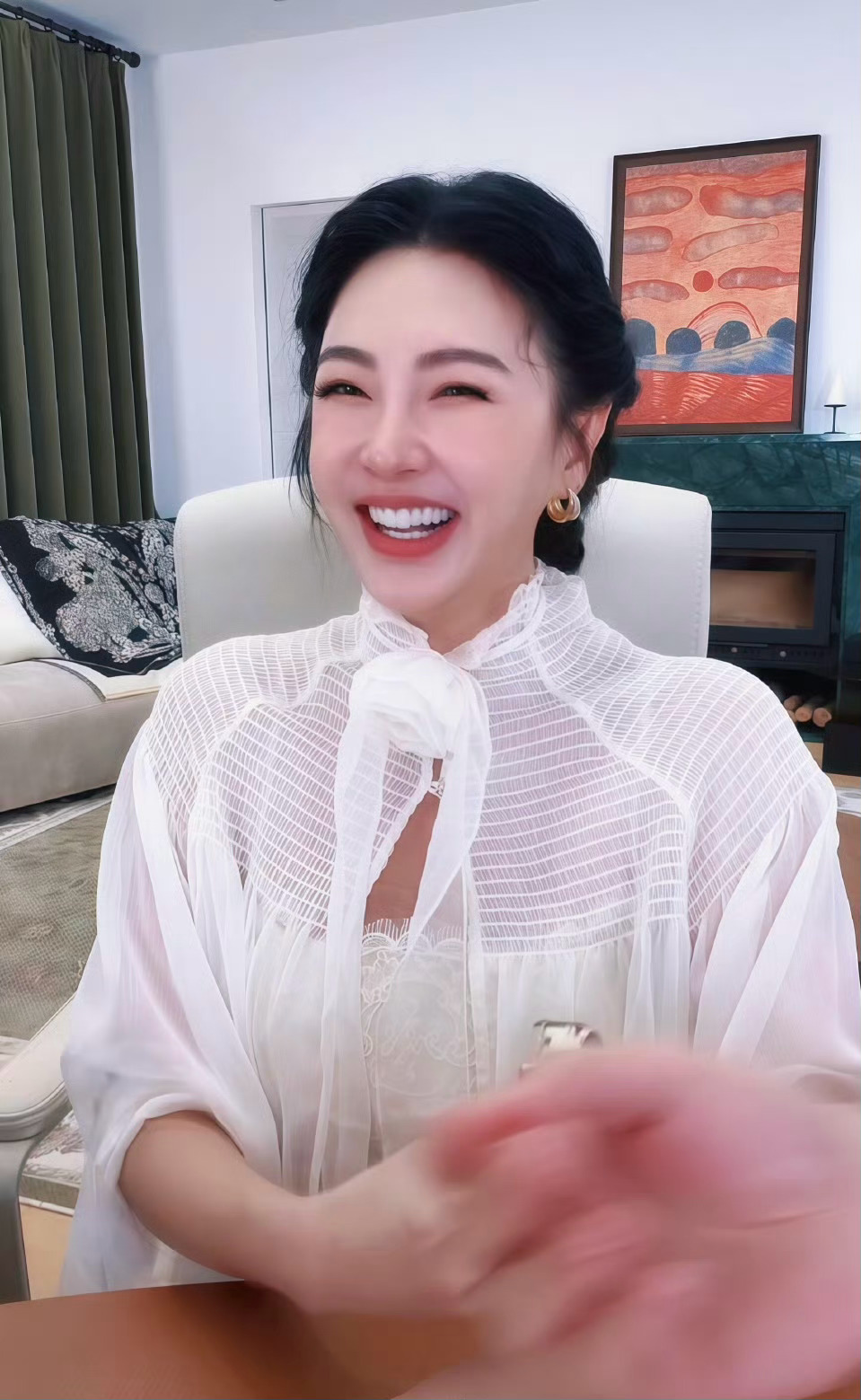 张雨绮不回应葛晓倩，冷处理一段时间后，现在又开始直播了，所以说葛晓倩现在对张雨绮