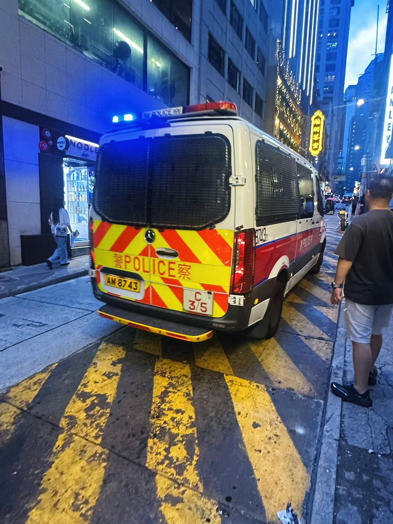 夏日生活打卡季霓虹夜色铺满街巷，红的士、街边烧腊与街角酒馆，把香港夜晚的烟火与氛