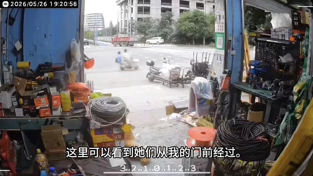 近日陕西，一位网友分享，女子骑着一辆电动车从他店门口路过，两分多钟以后，女子骑着