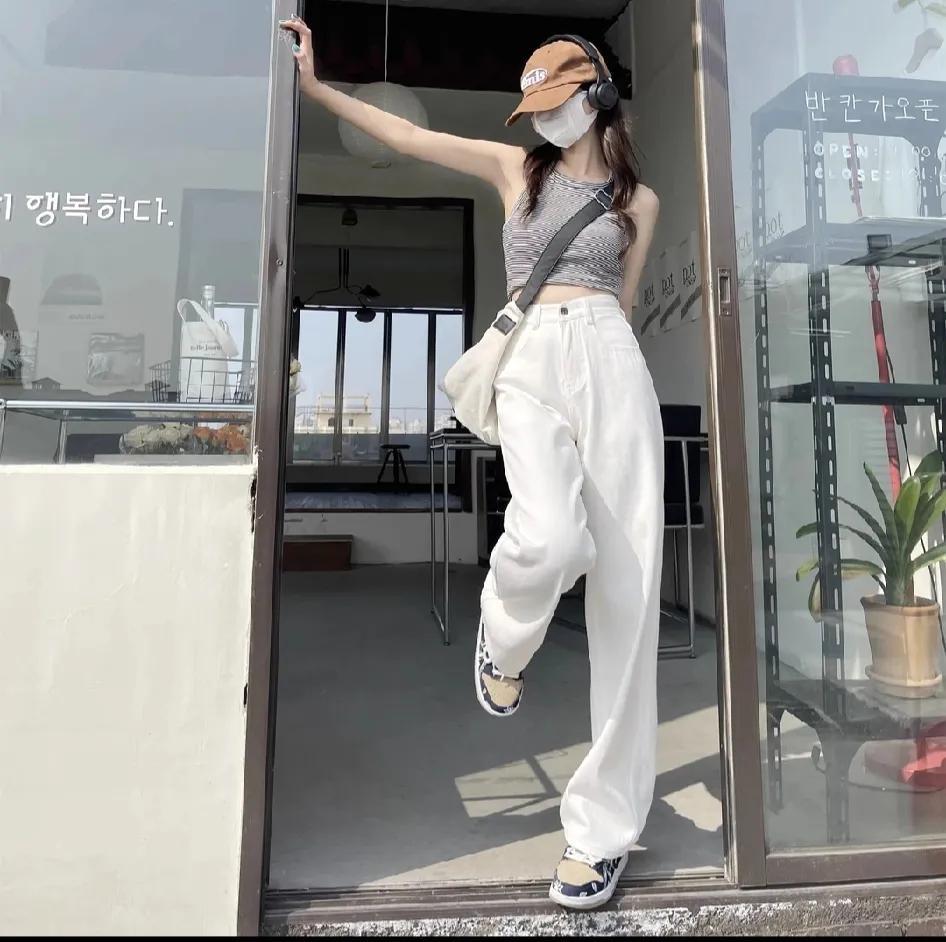 建议年轻女孩多穿白色牛仔裤
因为到了一定的年龄，想穿也穿不了
那时候穿牛仔裤只能