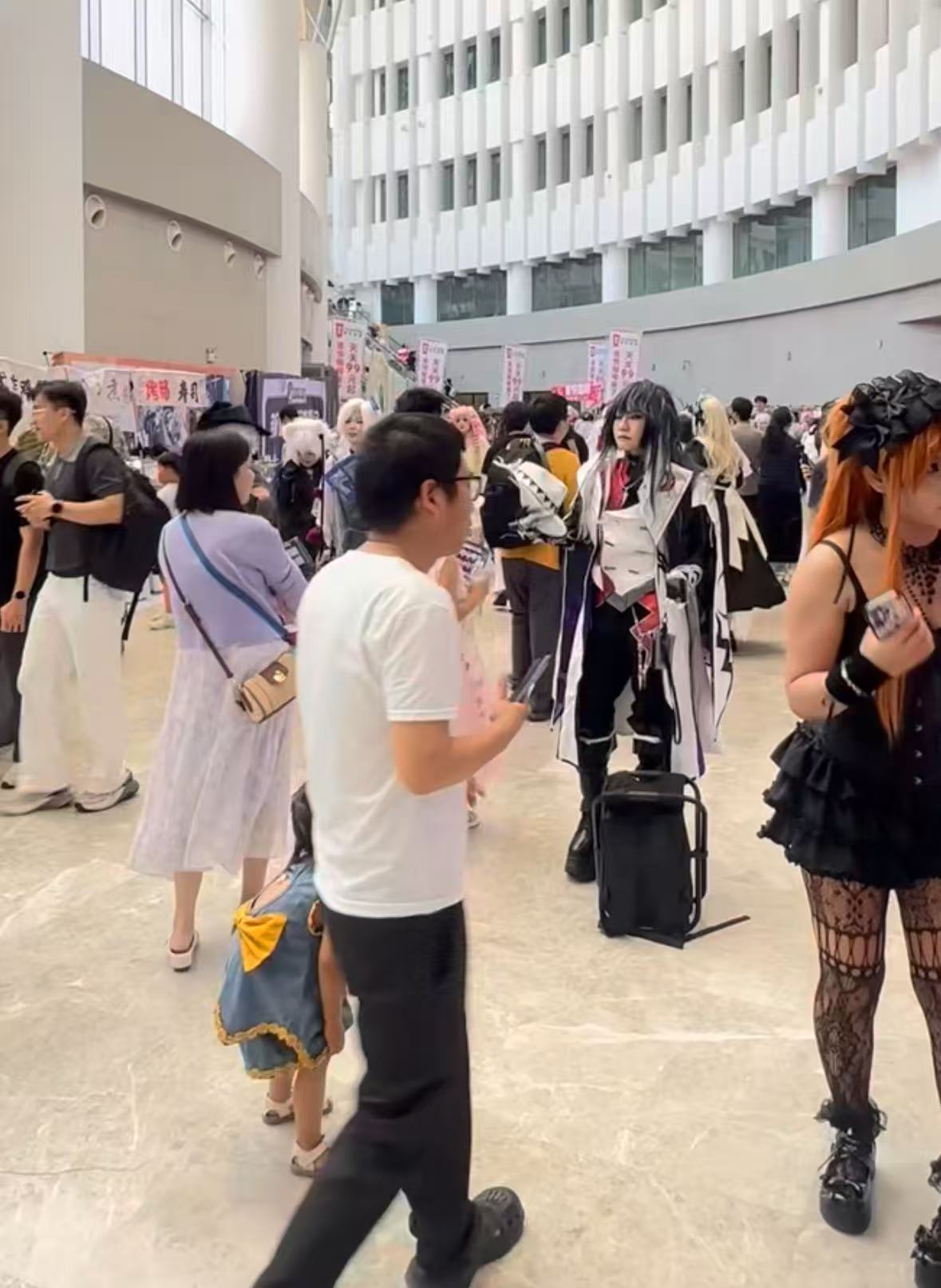 沉浸式感受郑州国风漫展魅力一步入场馆仿佛穿越古今，精致汉服与国风布景相得益彰。漫