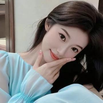 甜美可爱的女孩，粉色唇妆，穿着浅蓝色上衣，可爱俏皮。粉裙微笑写真 粉系少女写真 