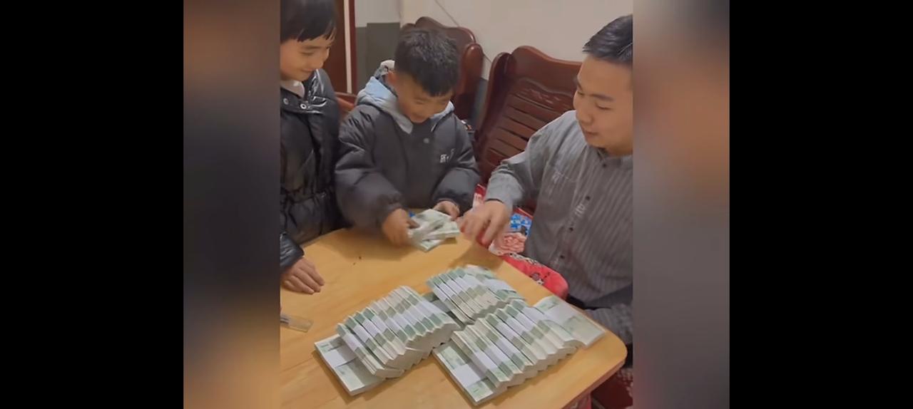 过年舅舅发压岁钱。您看这气势，简直比老板发工资还场面。虽然面额有点小，但是张数多