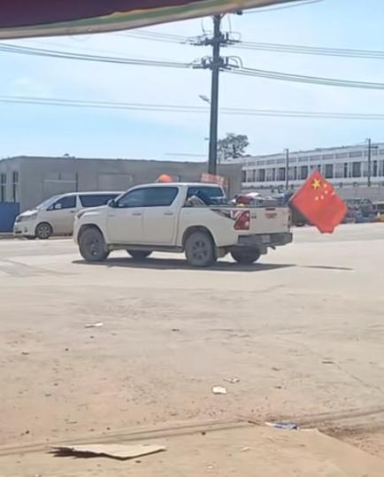 柬埔寨惊现战狼式挂旗，车队悬挂中国国旗，一群中国人紧急撤出战区，在这种危险情况下