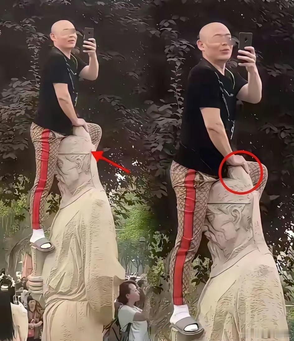 西安大雁塔北广场，一男子游客摁住李太白的脑袋拍照，人的头顶三尺有神灵，这是给了多