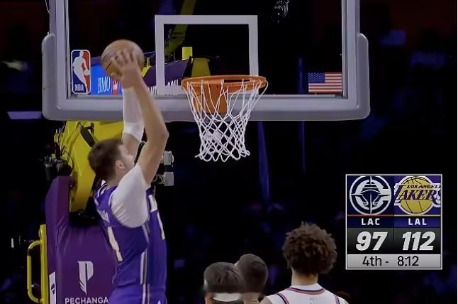 凯斯勒空接暴扣，个人得分来到20+10月24日讯 NBA常规赛，湖人对阵快船。第