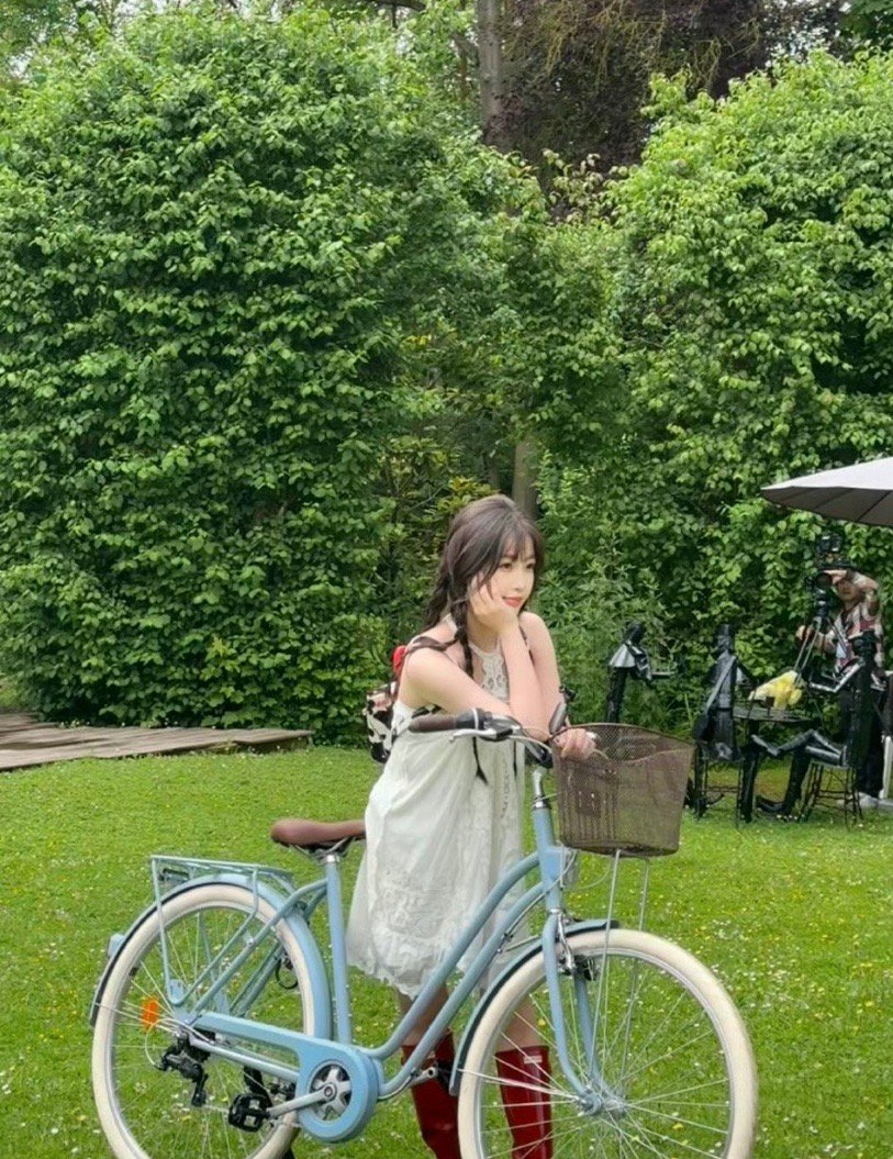 虞书欣的绝美搭配：如梦如幻的白裙映衬出其仙女般的纯净，与炽热如火的红靴交相辉映，