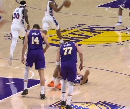 别啊，没有健康的了！
卢卡·东契奇在上一次暂停期间返回了更衣室。第二节后半段他的