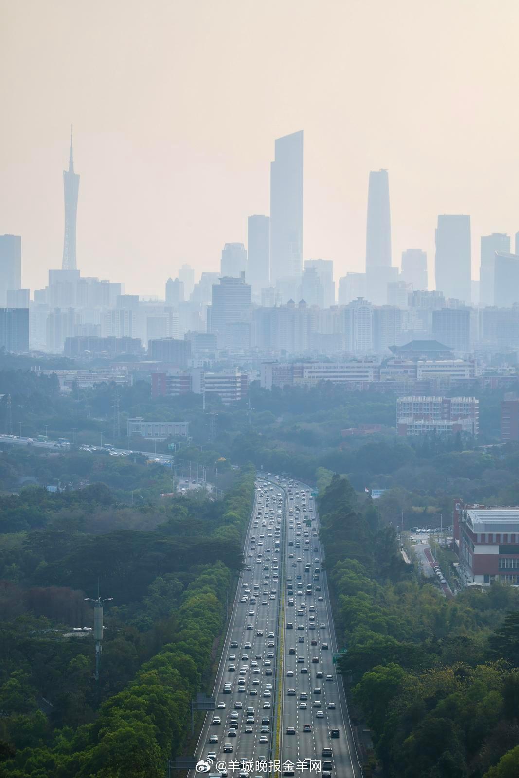 #早安# 收起行囊里的牵挂，带着故乡的暖意启程。今天是节后第一个工作日，愿你元气