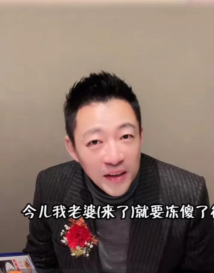汪小菲是出了名的疼老婆，
这不兰州店开业就没带老婆来，
有人问为啥呀，咋不叫筱梅