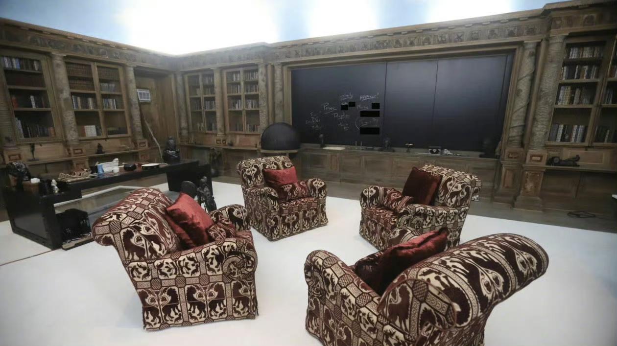 爱泼斯坦私人岛屿的照片被公开

热带天堂的遮羞布，被一张牙医椅彻底撕开。

美国