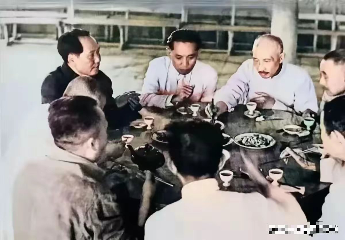 下面这张毛主席的照片我是第一次看见，照片中伟人正和许多人围在一起吃饭。他们像是在