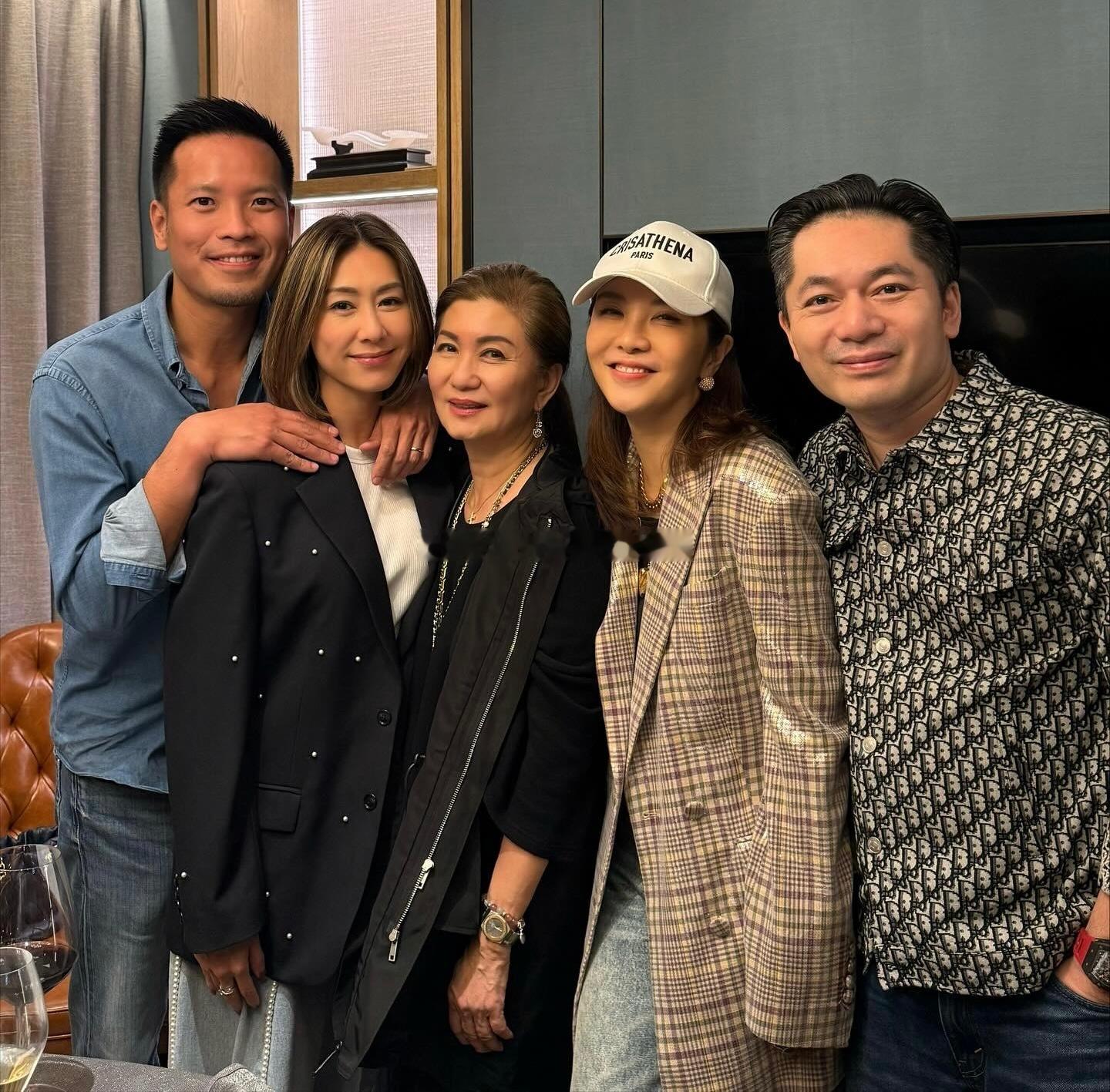 胡定欣带着老公跟乐小姐聚会 ​​​