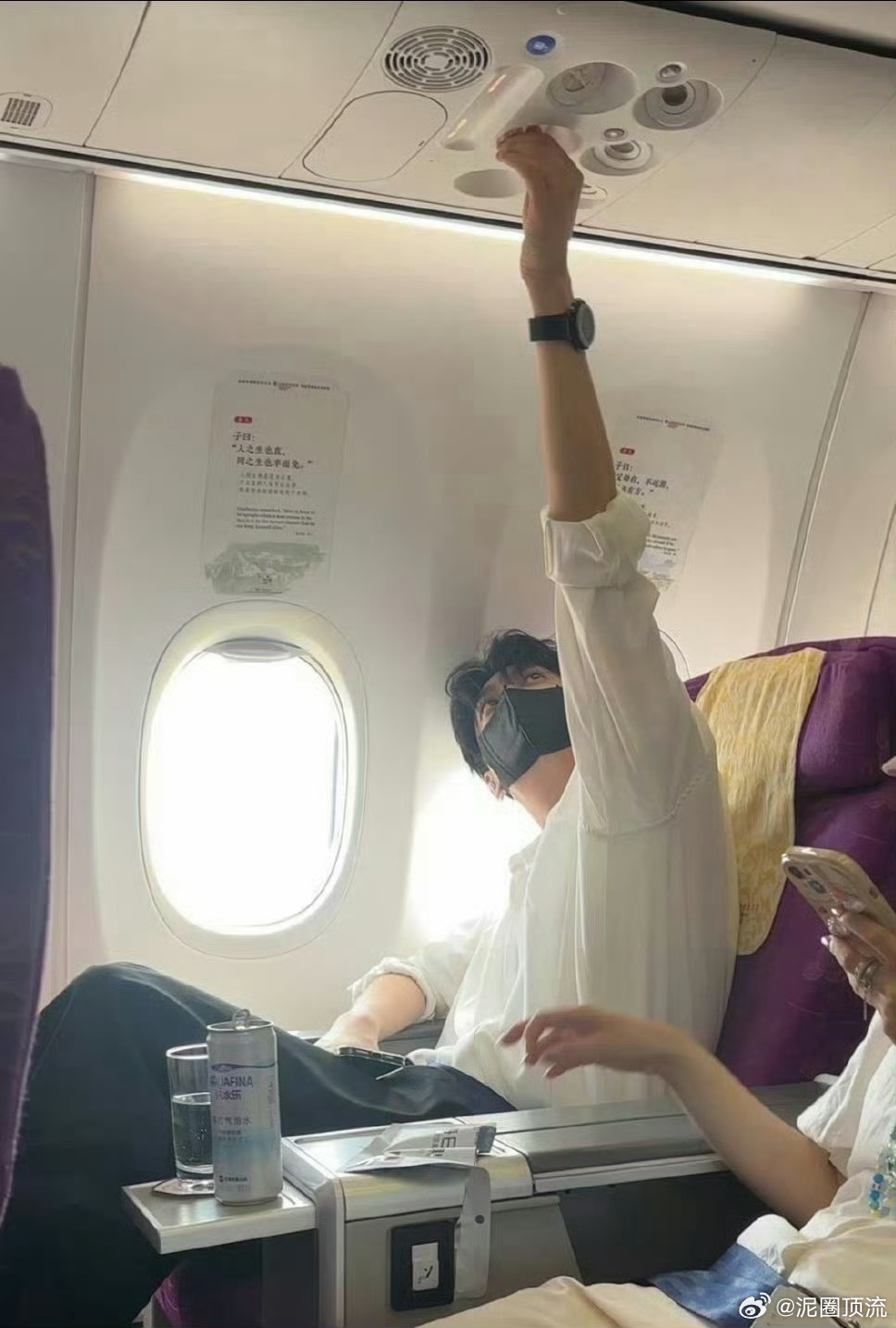 去年今日萧山机场，白衬衫少年初入人海人海喧嚣，他温柔不变，前路漫漫，许愿常伴，永