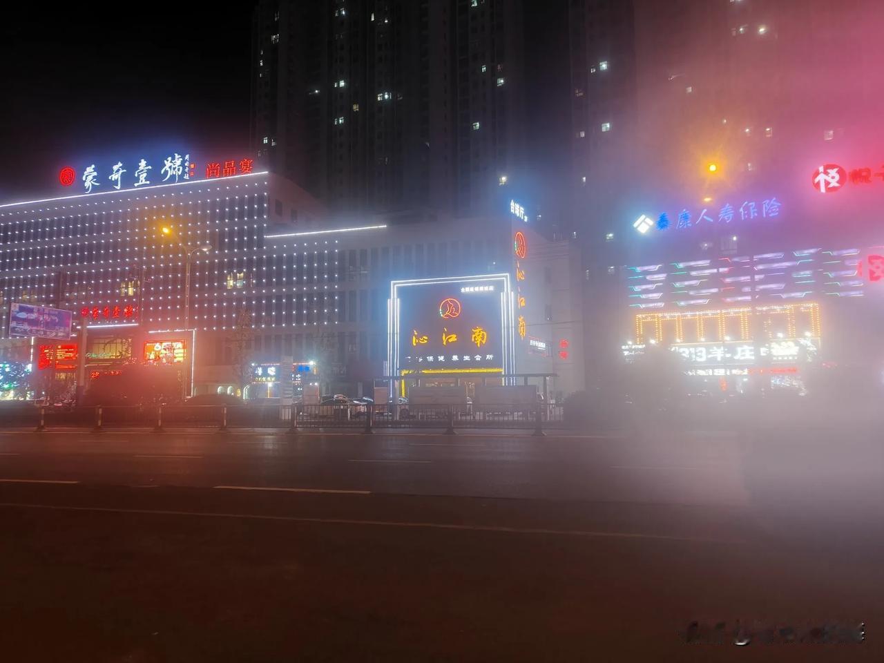 拍一张你的城市美景出去溜达，随手拍的一张，我们县城最繁华的地方，这霓虹灯闪的是我