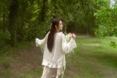 王玉雯朦胧感大片王玉雯花园天使梦核感 这一组大片拍的太美了吧，不得不说王玉雯花园