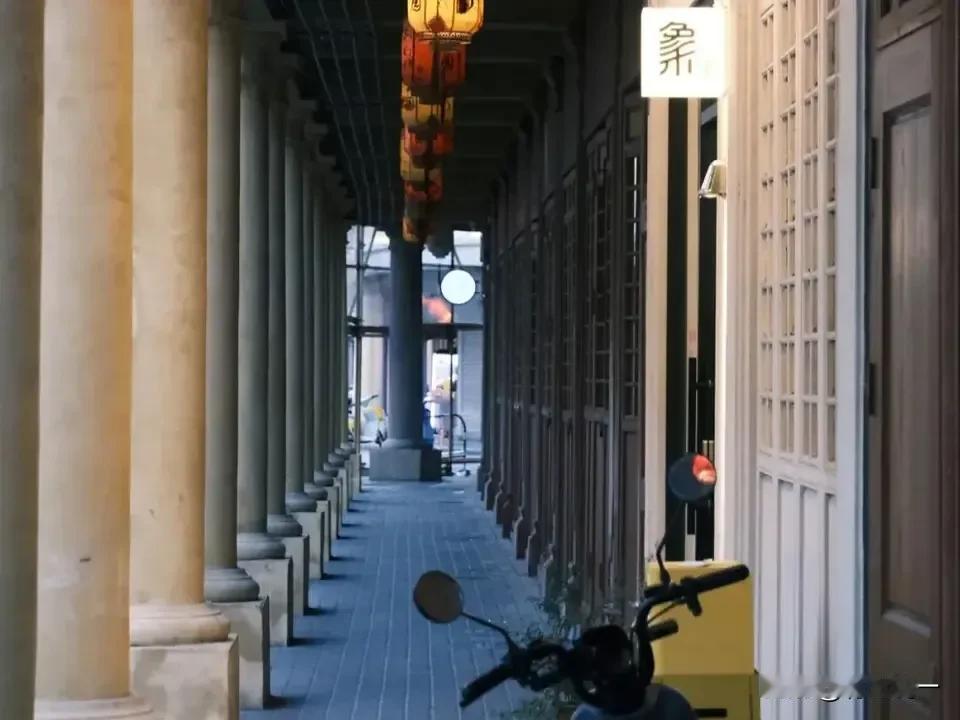 你一个穿皮鞋的，为什么总是为难我一个打赤脚的，要知道岁月是把杀猪刀，既能解决你，
