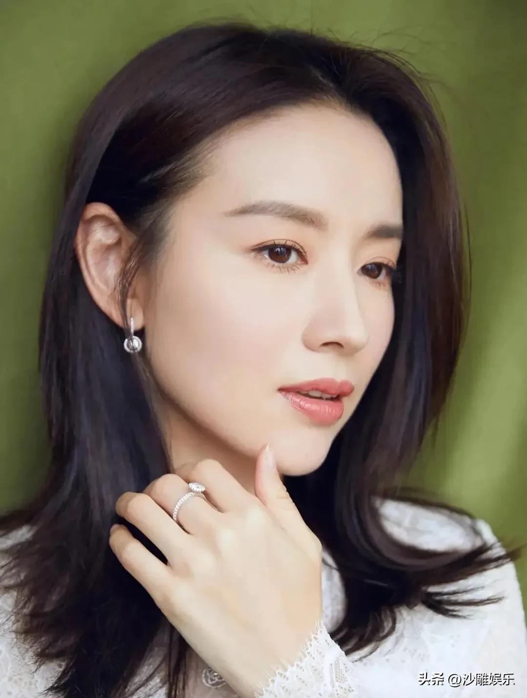 董洁，满眼焦虑！

3月21日，45岁的董洁突然在社交平台上高调晒出一段视频，本