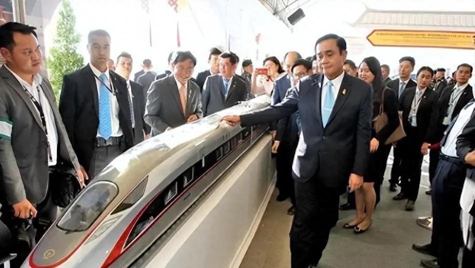 1月14日泰国这起在建铁路事故太惨烈了。当天上午，呵叻府一台起重机在高铁项目施工