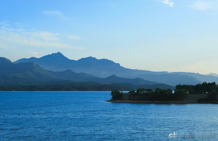 【灵寿县横山湖】横山湖，又名横山岭水库，位于石家庄灵寿县岔头镇坡门口村附近。湖两