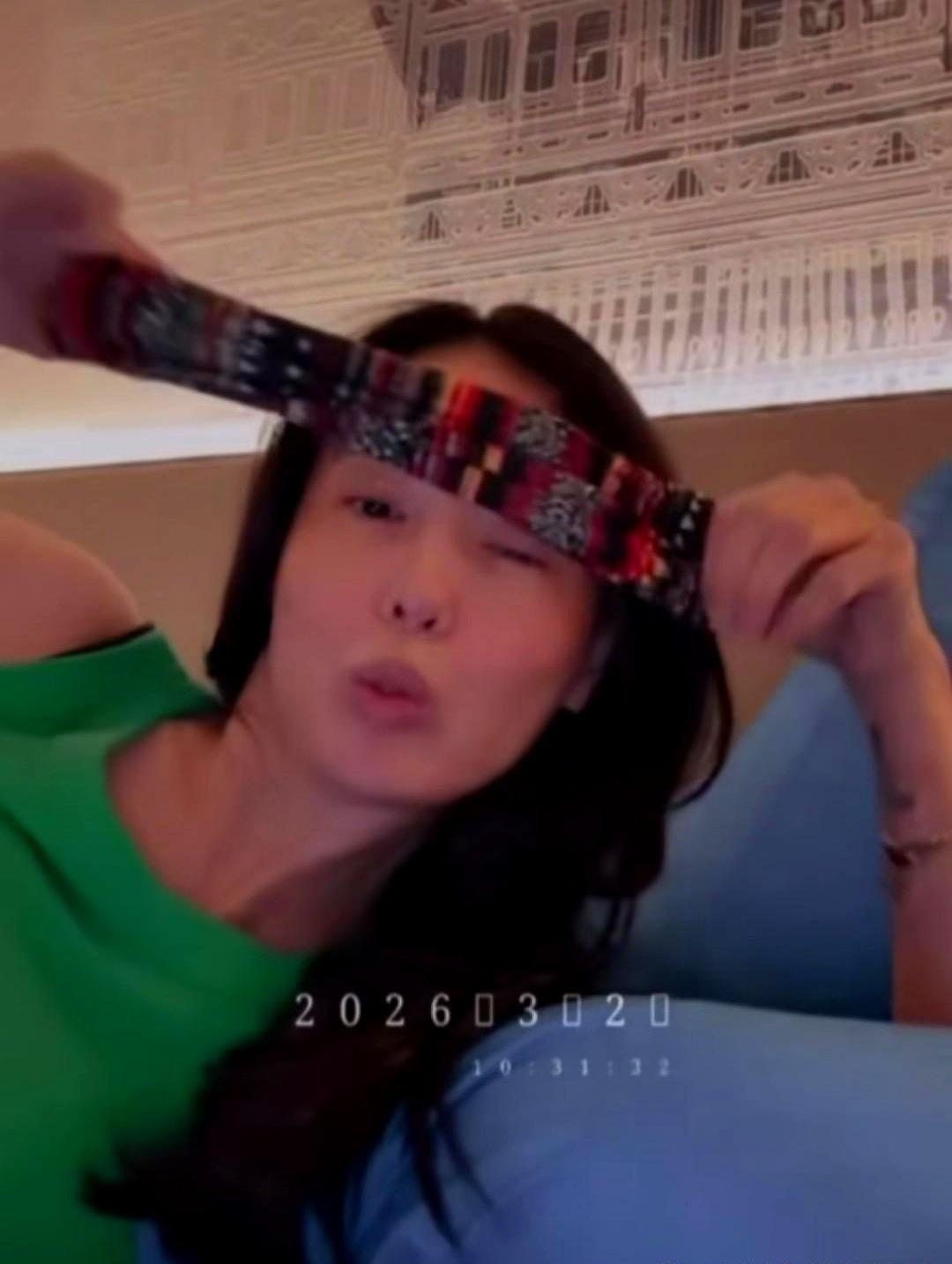 45岁张柏芝把瑜伽枕垫在颈下，发带一勒额头，面膜水珠还挂在下巴——你刷到的“轻松