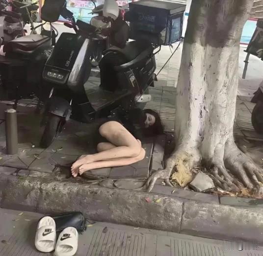 这是哪个城市呀怎么美女喝多啦，都爱睡在街头上还好是在中国如果发生在国外 