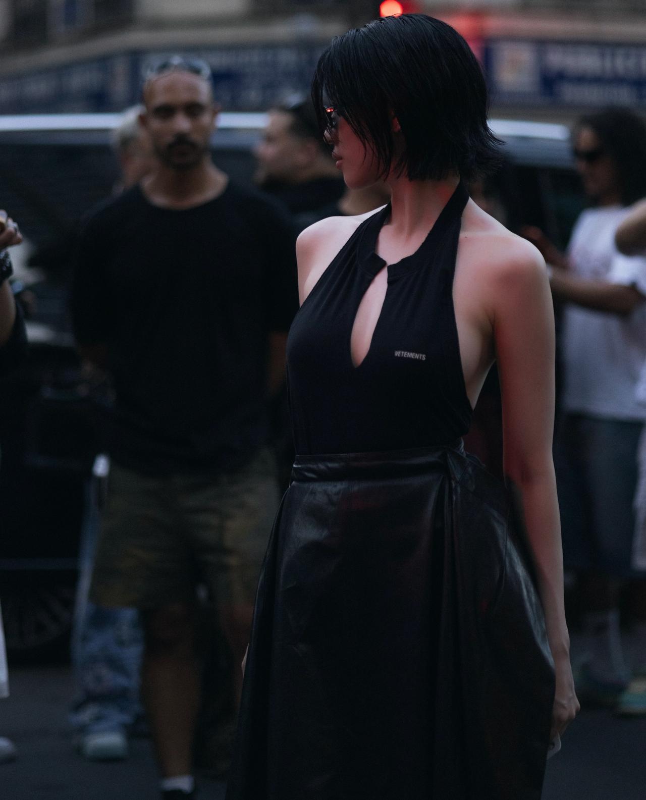 三吉彩花 巴黎男装周看秀look
三吉彩花巴黎黑色造型 ​​​