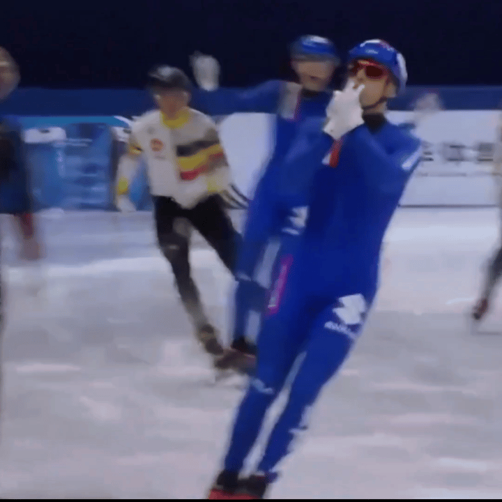 这膝盖儿又出表情包🚬🚬🚬给自己点根雪茄短道速滑