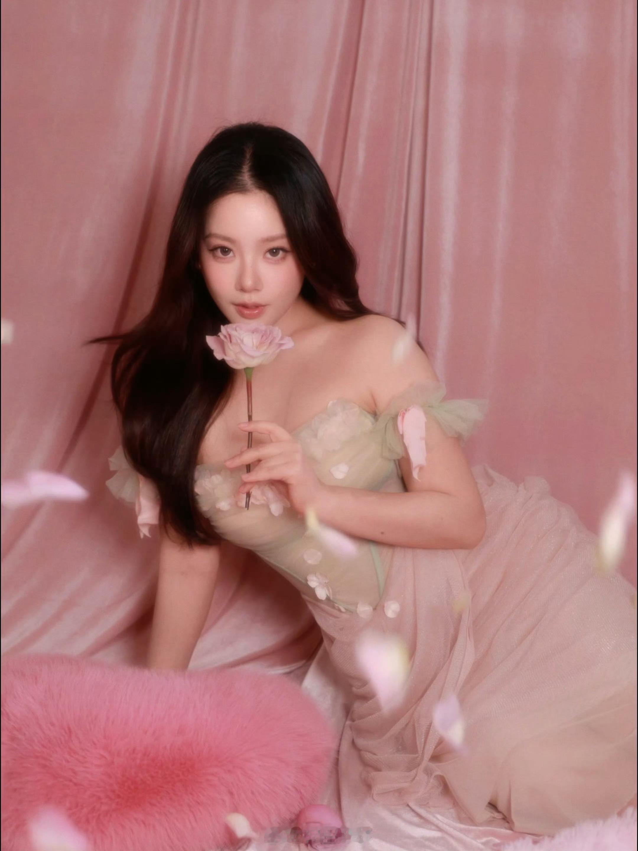 王菊这个韩系纯欲妆好好看啊，没想到这种风格怎么适合她[好喜欢]王菊韩系纯欲妆王菊