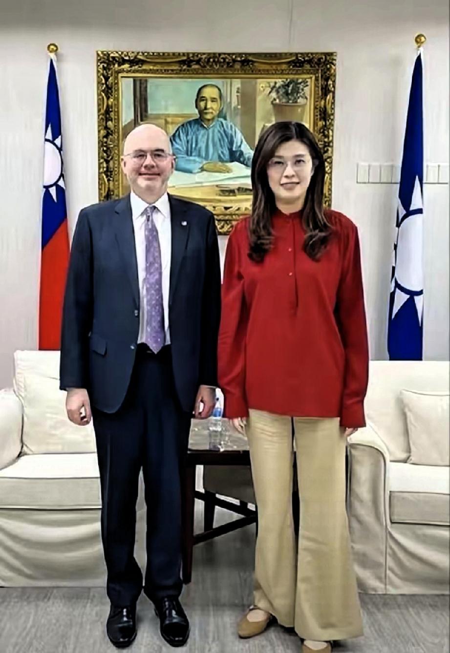 国民党主席郑丽文发表声明，
4月22日，国民党主席郑丽文与美国在台协会（AIT）