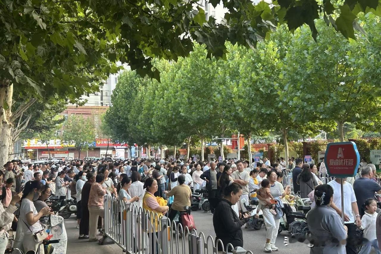 也许每个开学季都是这样，每个家庭都不会轻易改变这种接孩子模式，作为孩子的姥爷，我