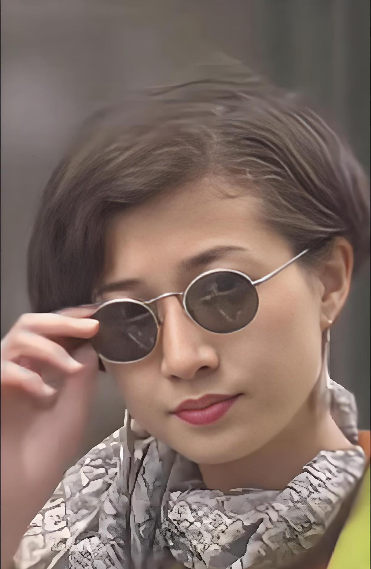 当年那个把老婆当外人防了二十年的男人，最后竟把全部身家转到了她名下。
这事儿你得
