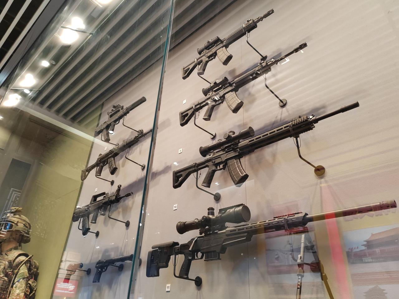 [爱慕] 希望是自己家的枪库——大家注意图1左下方的手枪，是 QSW-06 式 