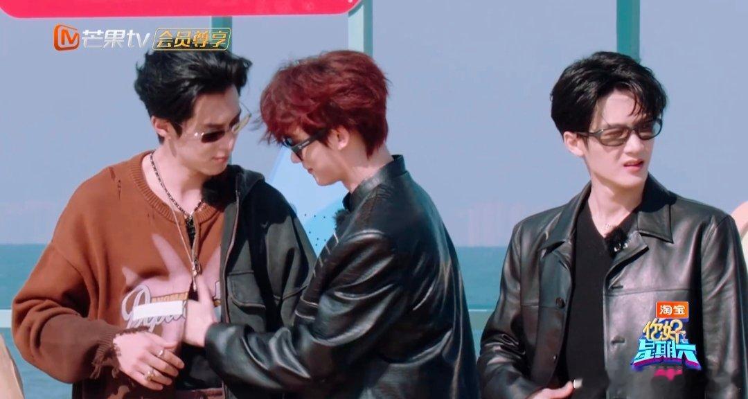 王鹤棣的腹肌被丁程鑫认证了你好星期六棣棣的腹肌有多绝？丁程鑫上手摸过的赞许笑容，