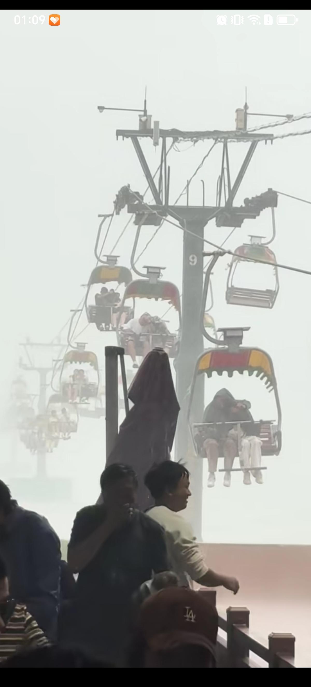 下雨天去秦皇岛的仙螺岛坐索道缆车绝对是促进爱情的好地方，很多男女在大大雨里相互依