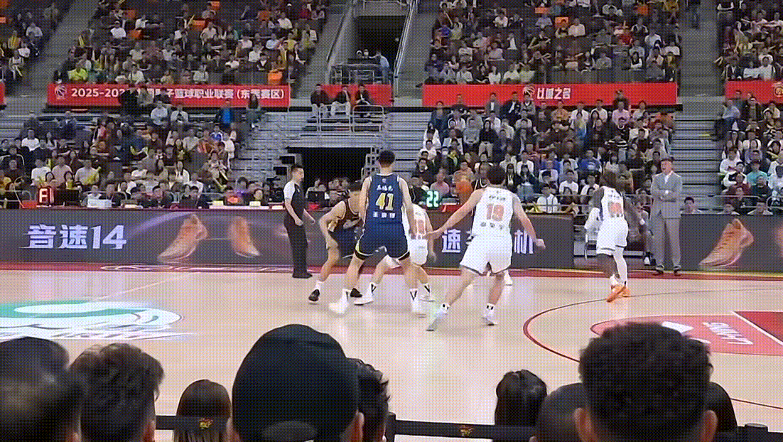 崔永熙替补上来命中广东队第一记三分，球进之后小崔非常兴奋，好的开始！广东男篮vs