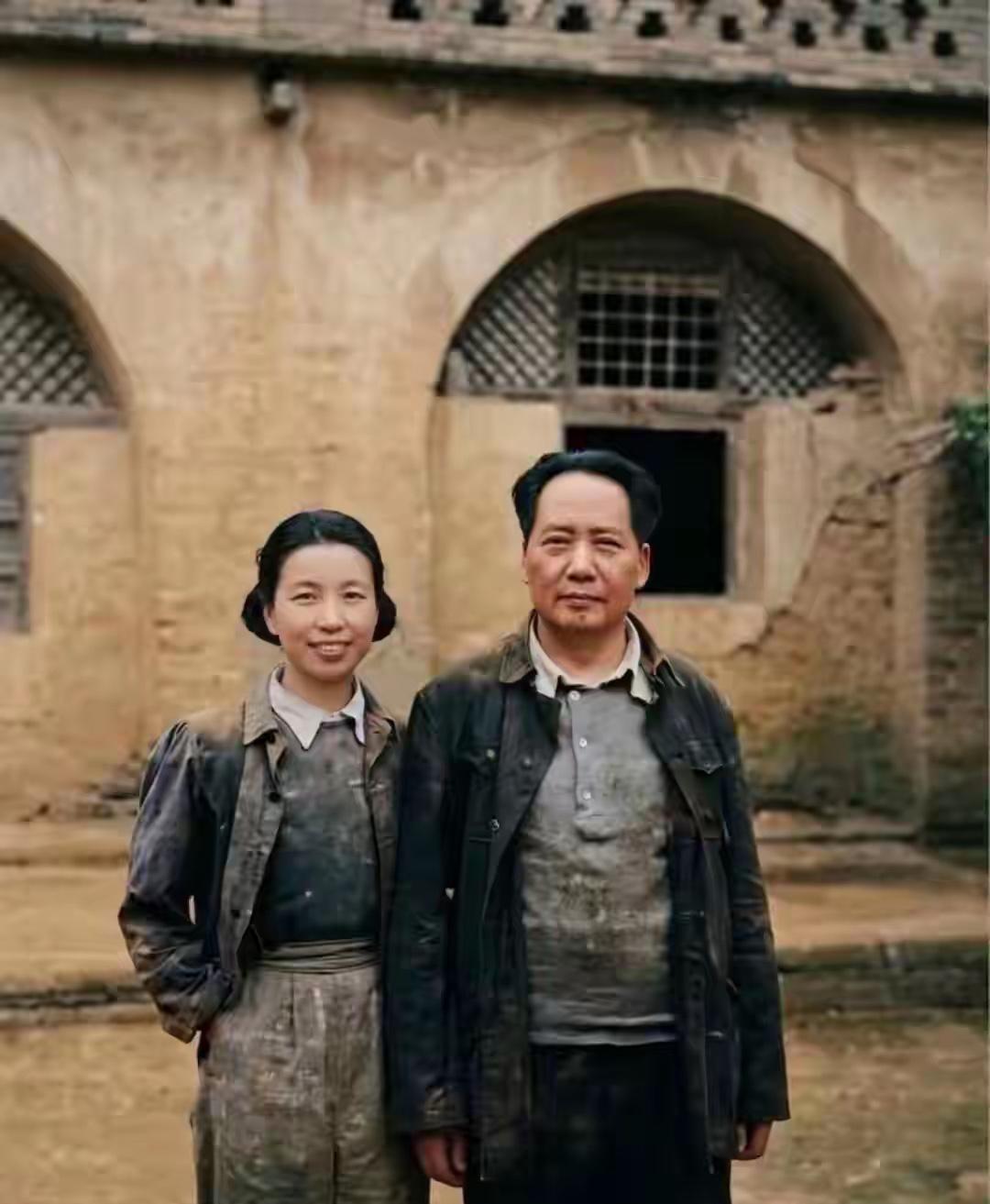 这是毛主席夫妇在艰苦岁月的真实合影，都看看吧，经过战争长期考验的亲密战友，他们的