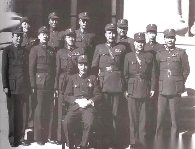 蒋介石有个死结，他手下最能打的将军，没一个是他自己人。
他最信任的，是黄埔出来的