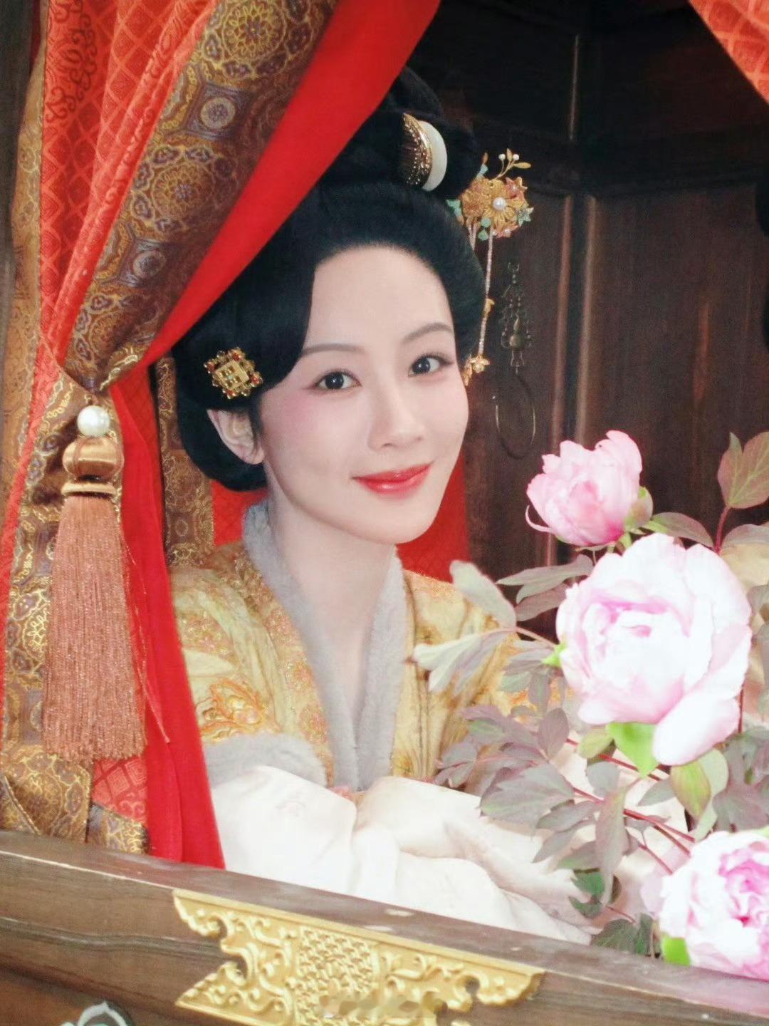 杨紫回应国色芳华第二部故事背景   麻利儿抬第二部啊，截断好难受，何惟芳快快来！