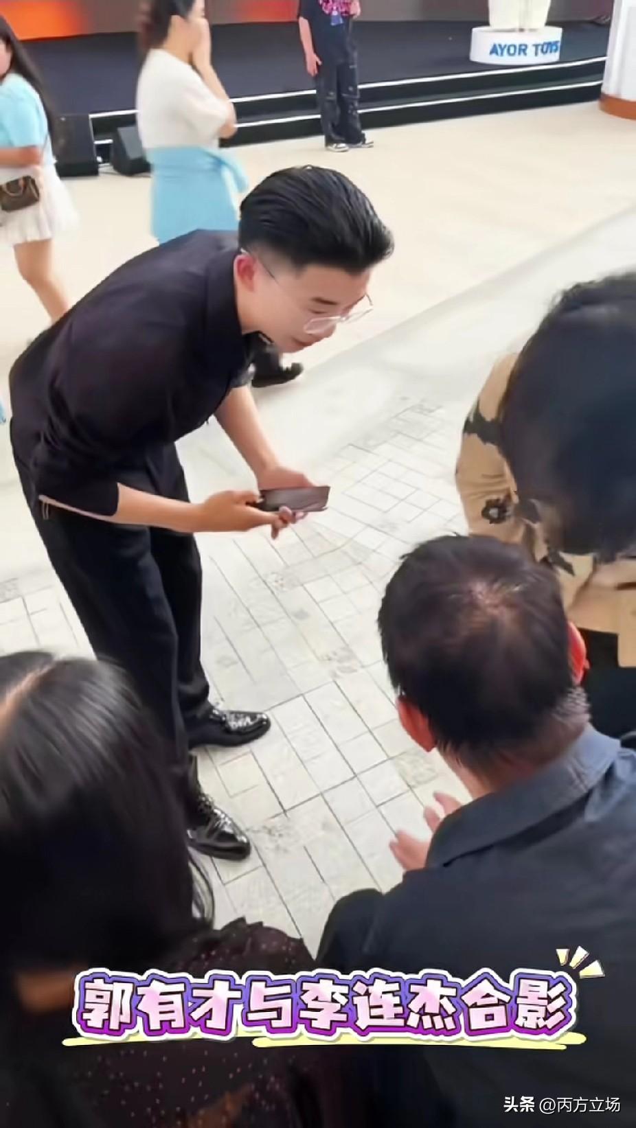 大网红郭有才和国际武打巨星李连杰居然同框合影了！一个是草根逆袭的励志青年，凭一首