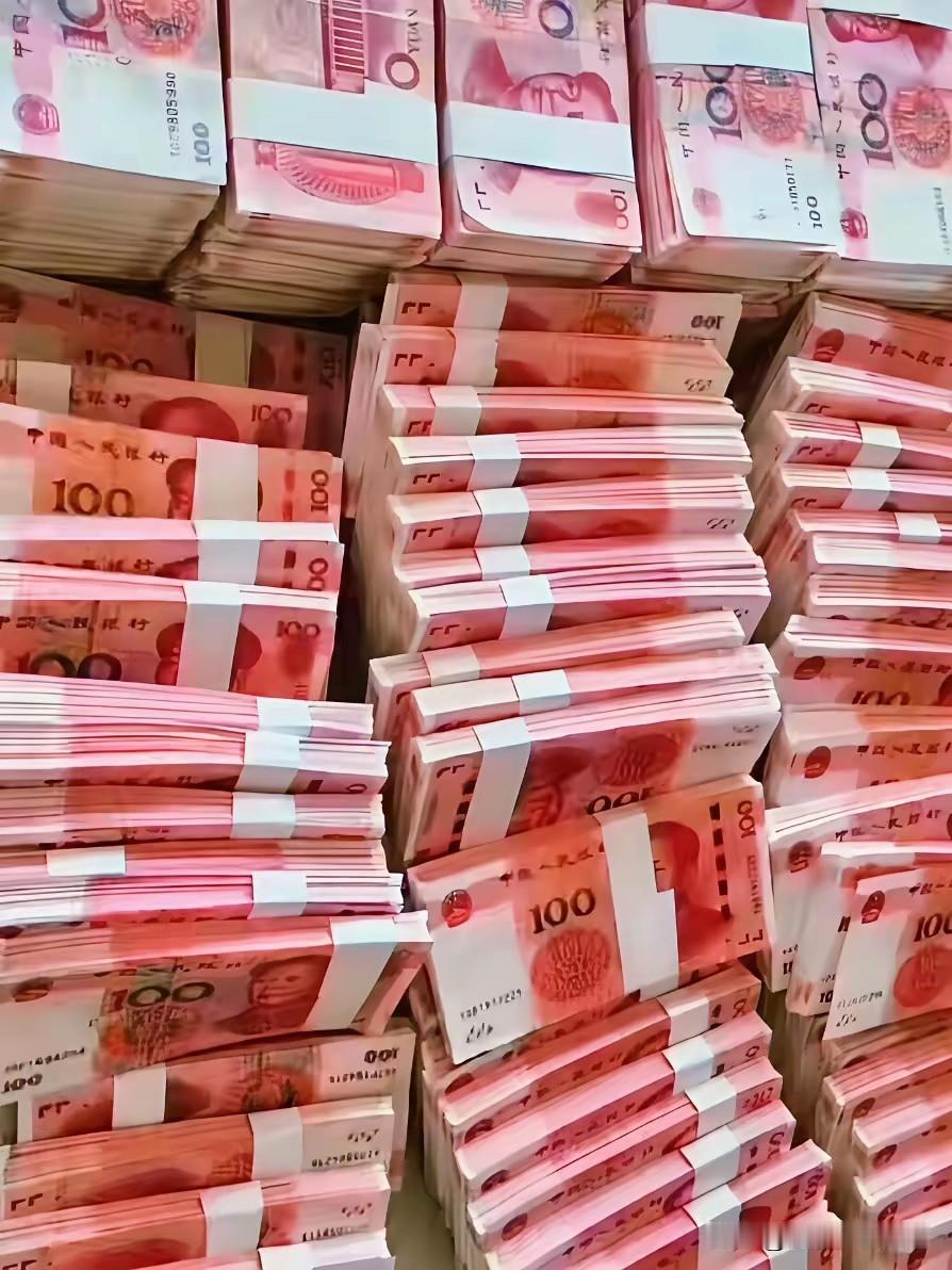 鸿运常开堆万贯，
财源广纳聚千金。