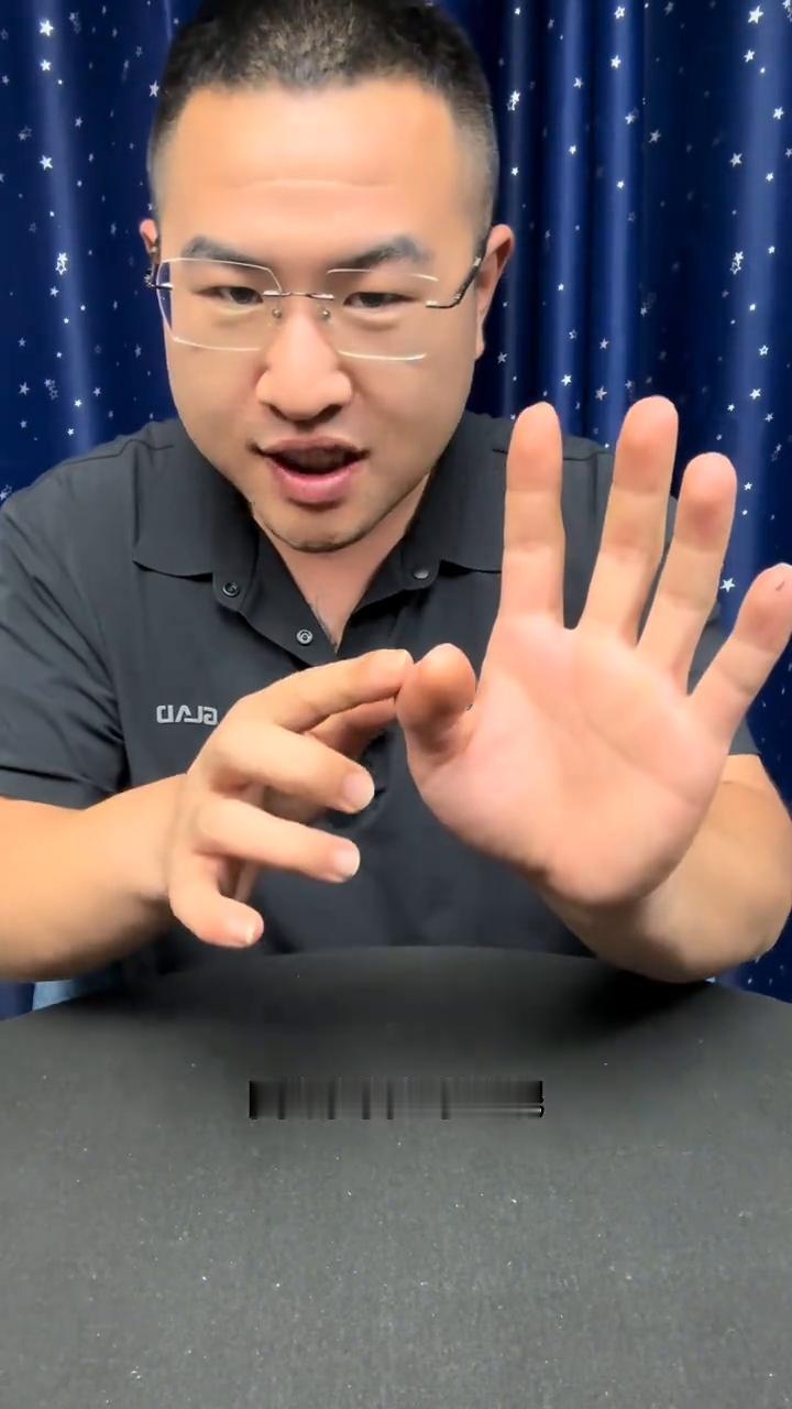 这招骗了我20年，大爷现场都看呆了。
放在手里边，1、2、3、4、5、6，瞬间消