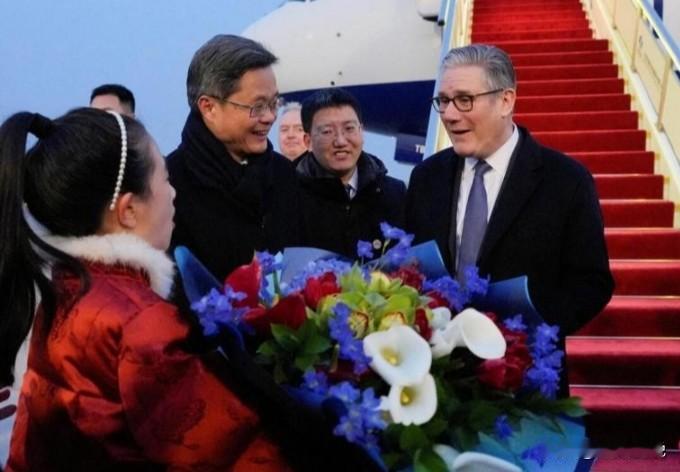 斯塔默今天下午飞抵北京，开启4天备受瞩目的访问行程，接机现场排面拉满。
 
有意