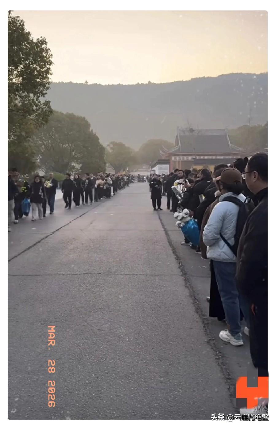 ​送行张先生，清早就有千米长队，热泪相送。

虽然活了42岁，但也许比百岁活得更