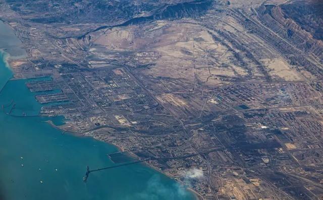 这次中东战争中，中国成了最特殊的存在。就拿霍尔木兹海峡为例，他国10多艘油轮被炮